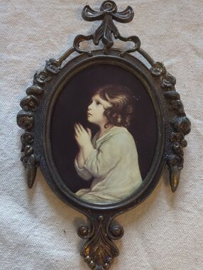 ✨ VINTAGE Italian Ornate Oval Brass Frame w/Praying Child✨